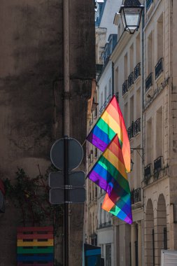 Paris 'teki eski binanın köşesinde LGBTQ bayrakları var. Transseksüel Gurur bayrağı