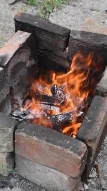 Kırsal alandaki şöminede kamp ateşi yanıyor.