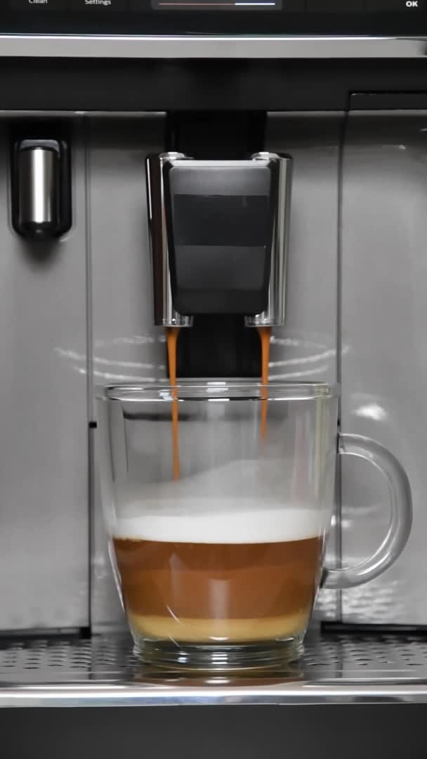 咖啡机倒入热咖啡，用牛奶煮咖啡 — 图库视频影像