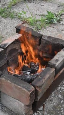 Kırsal alandaki şöminede kamp ateşi yanıyor.