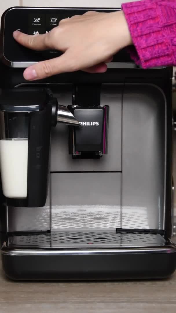 Pulsante di pressione dito femminile per accendere della macchina espresso completamente automatica Philips 4300 serie LatteGo — Video Stock