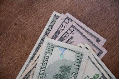 Yüz dolar banknot mavi ve yeşil mürekkep damgasıyla hasar gördü