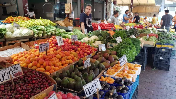 Taze meyve ve sebzeler Atina 'da yerel pazar üretiyor — Stok fotoğraf