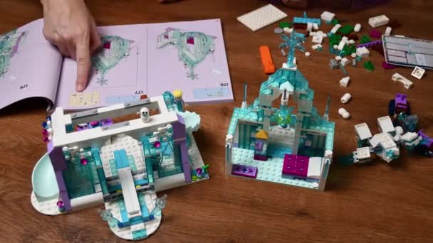 Time lapse hands play Lego toy blocks and build toy castle Frozen Disney — Stock video