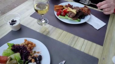 İnsanların çatal ve bıçaklarla dolu tabakları yemesi zaman aşımına uğruyor.