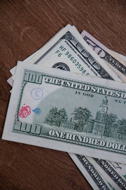 Yüz Amerikan doları kırmızı mürekkep damgasıyla hasar gördü.