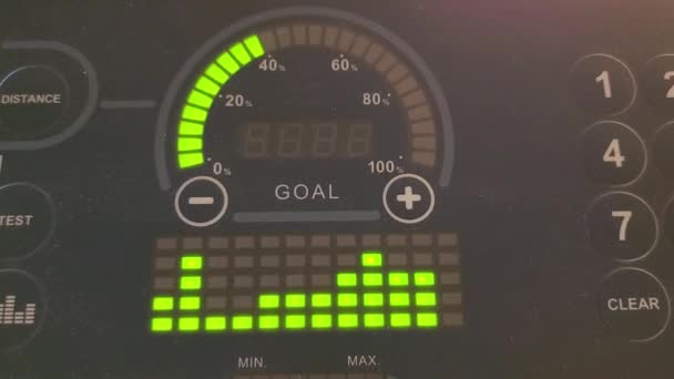 Pantalla digital parpadeante de equipos de gimnasia de cinta de correr — Vídeo de stock