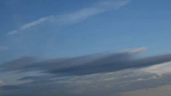 Grey spindrift clouds in sky at windy weather — Stock Photo, Image