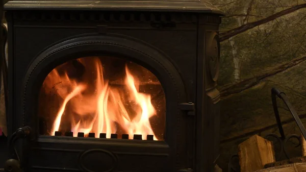 Антикварная чугунная печь на основе горелки с пылающим огнем внутри — стоковое фото