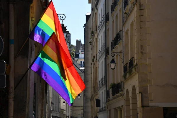 パリの歴史的建造物の一角にLGBTQの旗が掲げられています。トランスジェンダープライドフラグ ロイヤリティフリーのストック写真
