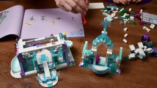 Time lapse hands play Lego toy blocks and build toy castle Frozen Disney — Stock video