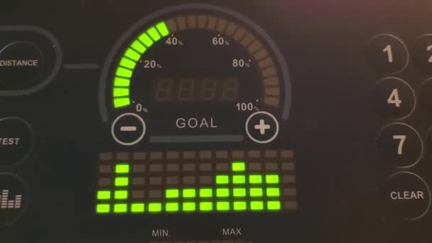 Exibição digital de cintilação de equipamentos de ginásio em esteira — Vídeo de Stock