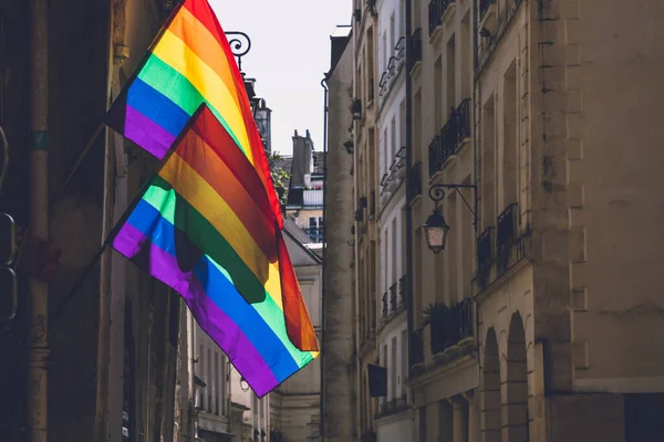 Bandeiras LGBTQ em edifícios antigos em Paris durante o orgulho. Bandeira do Orgulho Transgênero — Fotografia de Stock