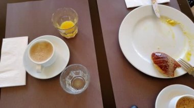 İnsanların kahvaltı yapıp, sabah kahvelerini taze pişmiş çöreklerle içmeleri...