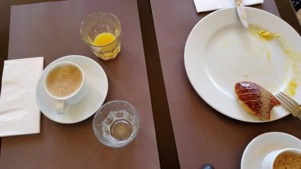 Čas vypršel lidé jíst snídani a pití ranní kávu s čerstvými pečenými buchtami — Stock video