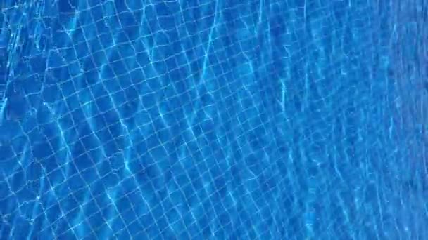 Pura piscina azul agua cámara lenta fondo vertical — Vídeos de Stock