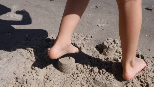 Kleinkindfüße ruinieren geformte Sandformen am nassen Strand — Stockfoto