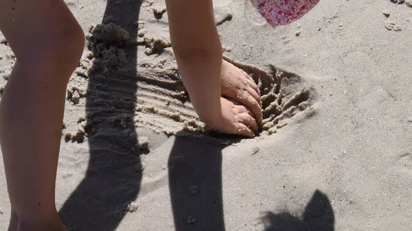 Kleinkindhände graben an sonnigen Sommertagen nassen Sand am Strand — Stockfoto
