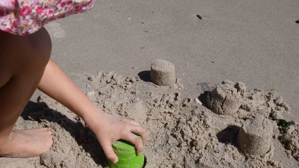 Criança fazer sandcastle com ferramenta de molde de areia na praia — Fotografia de Stock