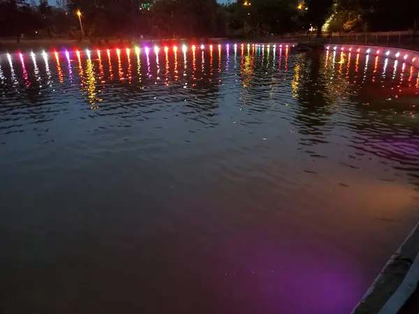 Magische bunte Illumination des Teiches in der Nacht — Stockfoto
