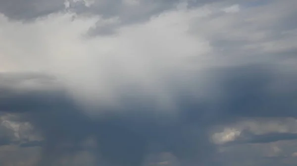 Драматическое облачное небо в дождливую погоду — стоковое фото