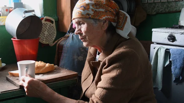Портрет женщины в морщинах 80-х на деревенской кухне — стоковое фото