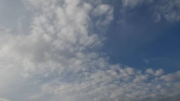 Wolkenbild Weiße Wolken schweben in azurblauem Himmel — Stockfoto