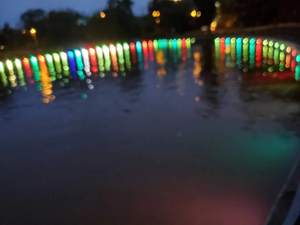 Bokeh luzes de magia iluminação colorida da lagoa à noite — Fotografia de Stock