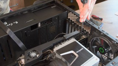 Tornavidayla erkek eli CPU soğutucusunu NVidia GeForce grafik kartıyla monte eder