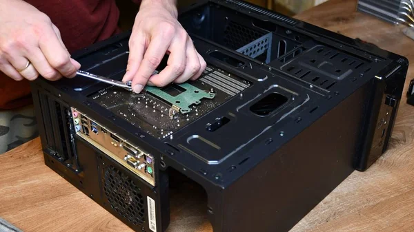 Assemblage et maintenance du matériel informatique PC à la maison — Photo