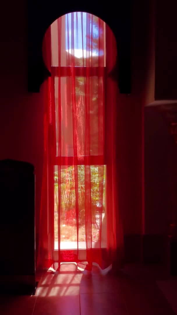 Arabski styl wnętrza szczegóły łuk w kształcie okna z ciemnoczerwonym tiulu kurtyny — Wideo stockowe