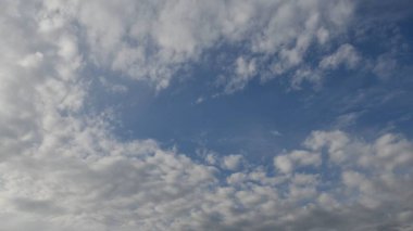 Bulutlu beyaz bulutlar masmavi gökyüzünde süzülüyor