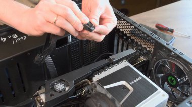 İnsan elleri işlemci soğutucusu ve NVidia GeForce grafik kartını kurar ve monte eder