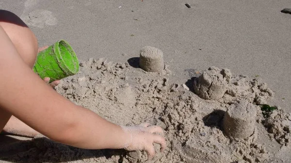 Criança fazer sandcastle com ferramenta de molde de areia na praia — Fotografia de Stock