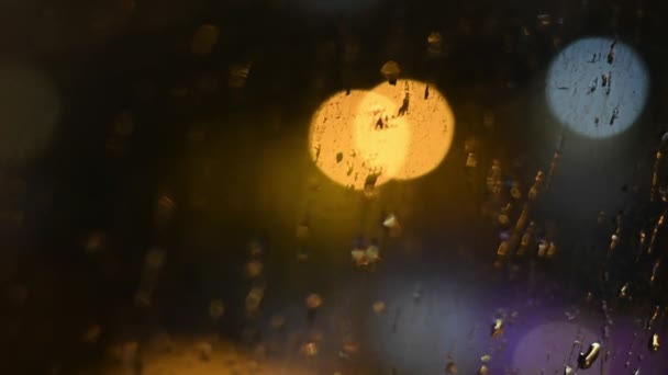 Gouttes de pluie nocturne sur fenêtre sale avec fond de lumières bokeh — Video