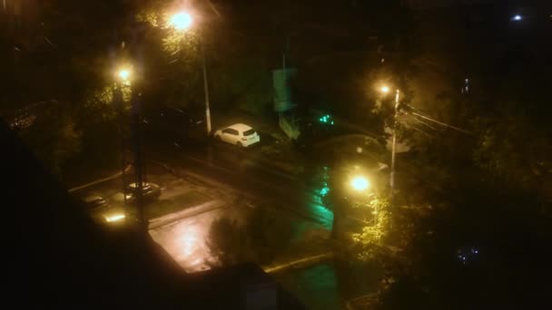 雨后的夜景，街灯朦胧，车辆稀疏地经过 — 图库视频影像