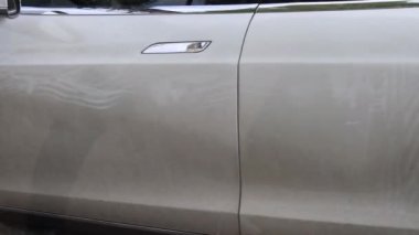 Kirli su akışı ile şehir trafiği ile dolu su basmış yola araba penceresinden bak