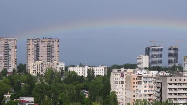 大都市の高層ビルの上の青い空の虹 — ストック動画