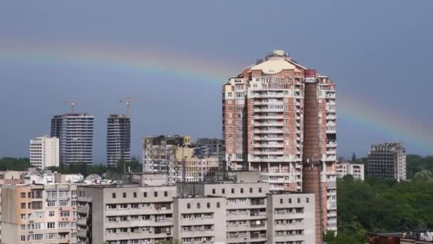 Arco-íris no céu azul acima de edifícios altos da cidade na Europa Oriental — Vídeo de Stock