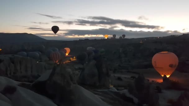 Heißluftballons Mit Glühenden Kuppeln Sehen Aus Wie Laternen Die Über — Stockvideo