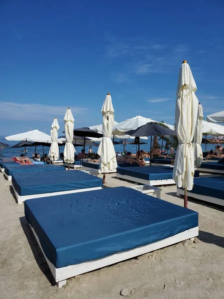 Yaz Plajında Plaj Mobilyası Boş Yataklar Kumsaldaki Beyaz Tekstil Güneş — Stok fotoğraf