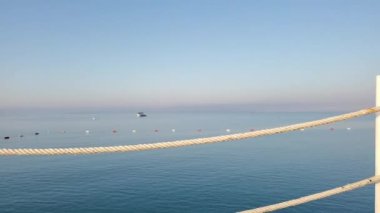 Sabah deniz manzarası, ön planda deniz ipleriyle doluyor.