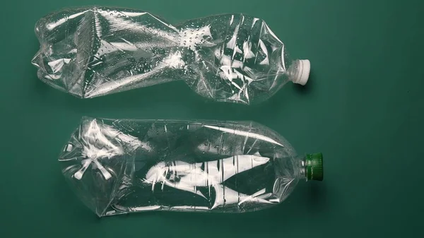 Zerkleinerte Plastikflaschen mit entfernten Etiketten bereit für das Recycling — Stockfoto