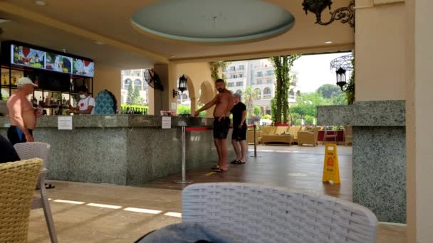 Bar junto à piscina ao ar livre e pessoas em maiôs ordenando bebidas lapso de tempo — Vídeo de Stock