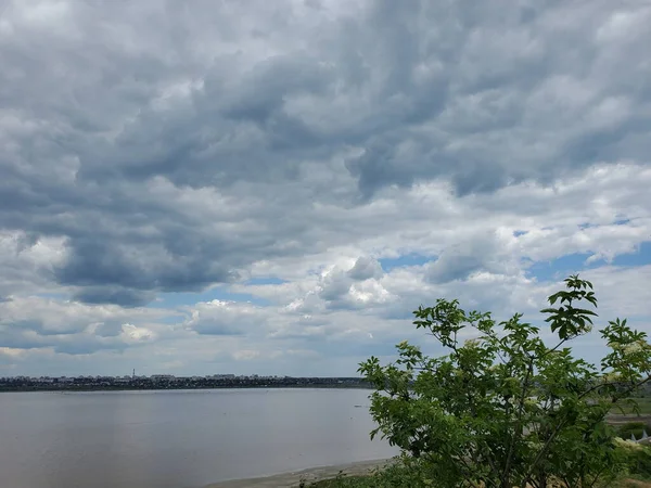 Paysage nuageux au-dessus de l'eau calme du lac — Photo