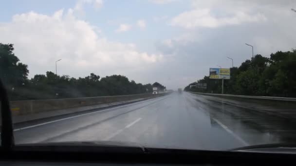 Bil vindrutan syn på nederbörd stänk och droppar under snabb körning av motorvägen — Stockvideo