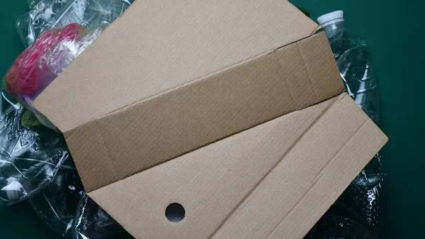 Картонная коробка и пластиковый мусор для переработки — стоковое фото