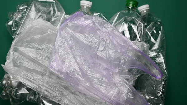 Haufen gebrauchter Plastiktüten und Popflaschen zum Recyceln bereit — Stockfoto