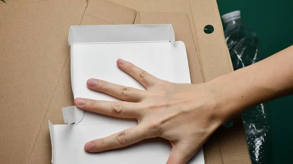 POV χέρι προετοιμασία χαρτονένιο κουτί για ανακύκλωση — Φωτογραφία Αρχείου