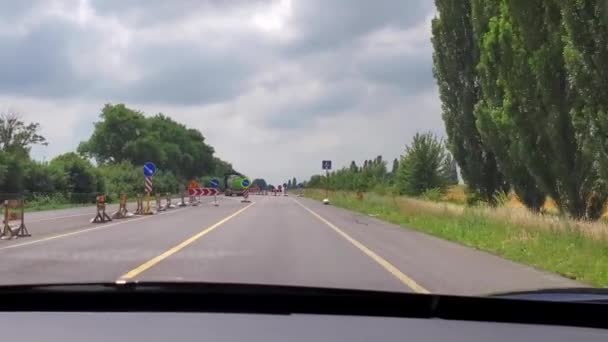 Pemandangan POV dari kaca depan mobil yang dikendarai dengan memutar pekerjaan jalan — Stok Video